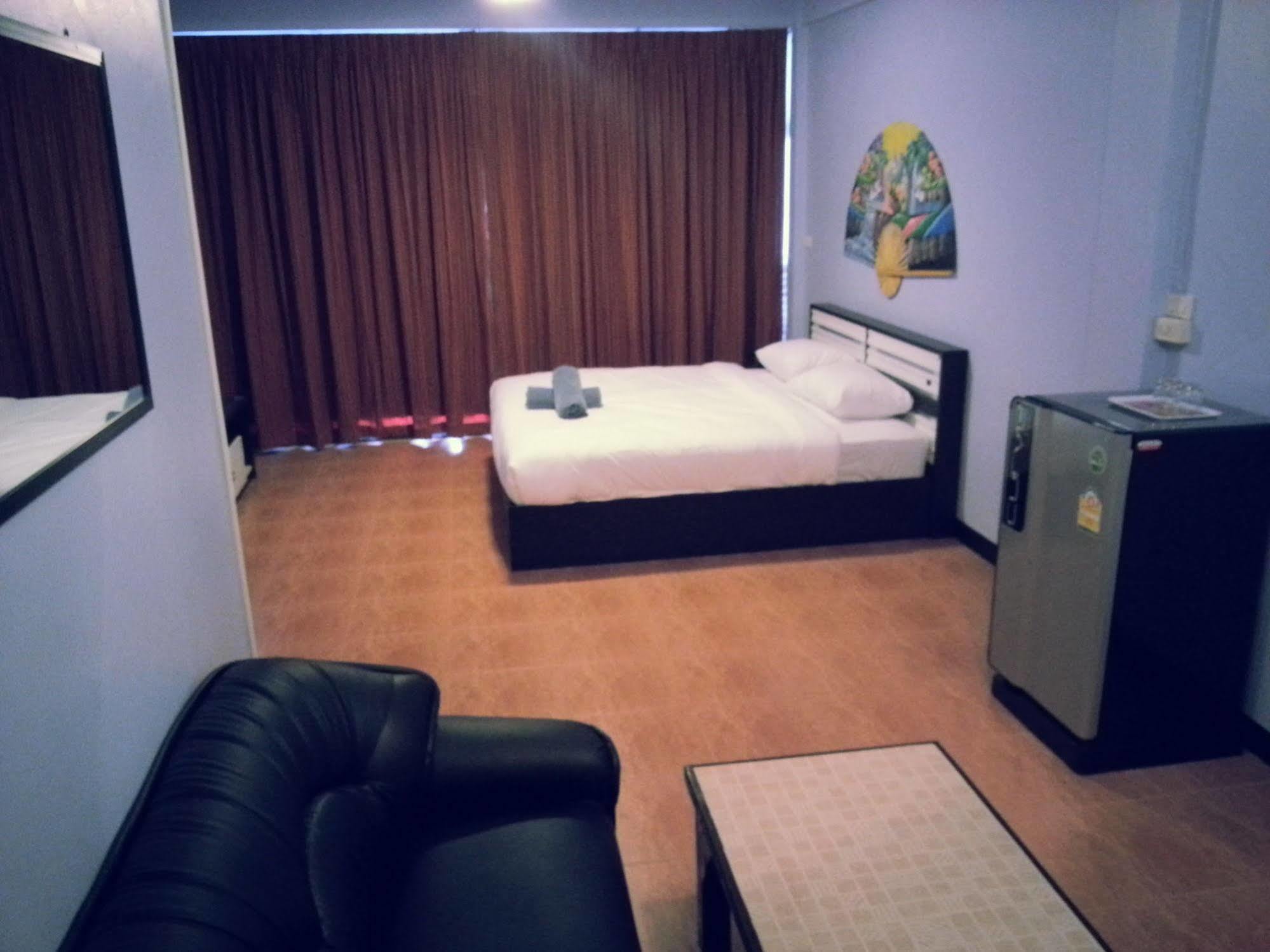 Oyo 963 Sunshine Guesthouse Pattaya Exterior photo
